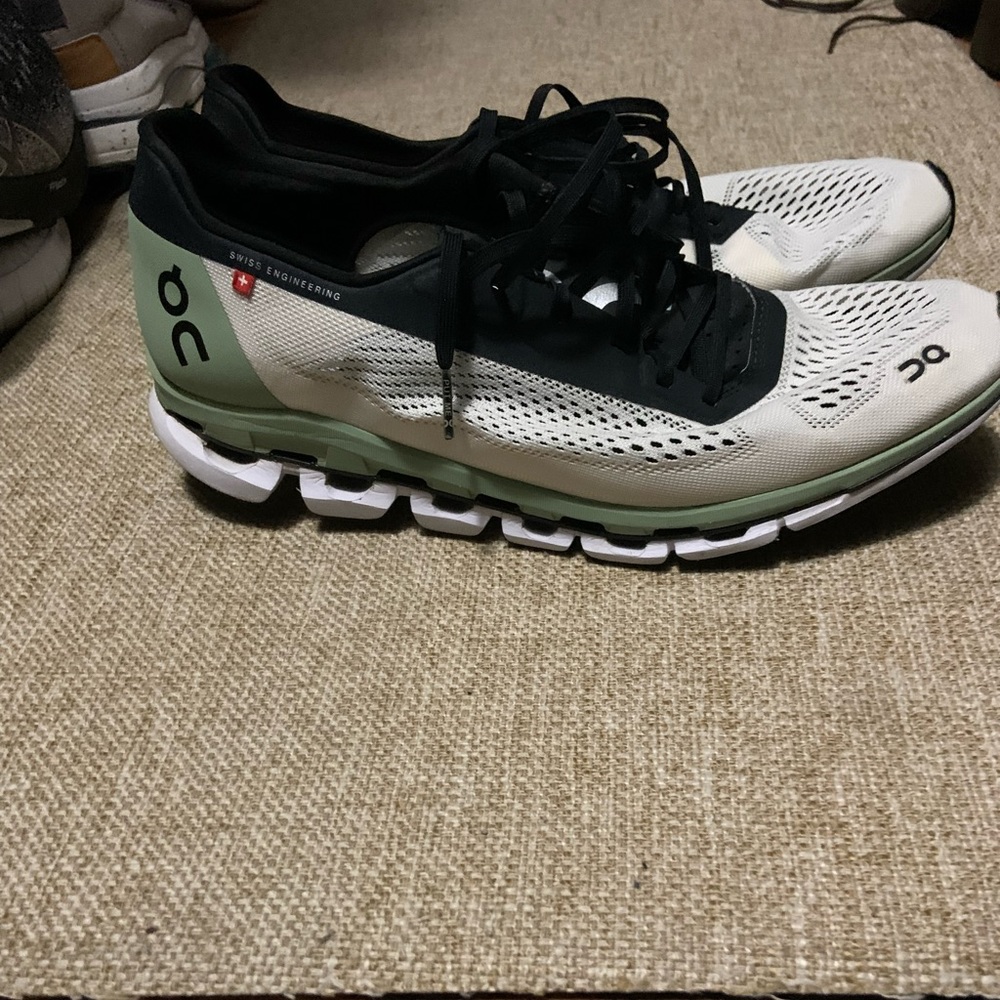 On Cloud men’s racing shoes/carbon plate